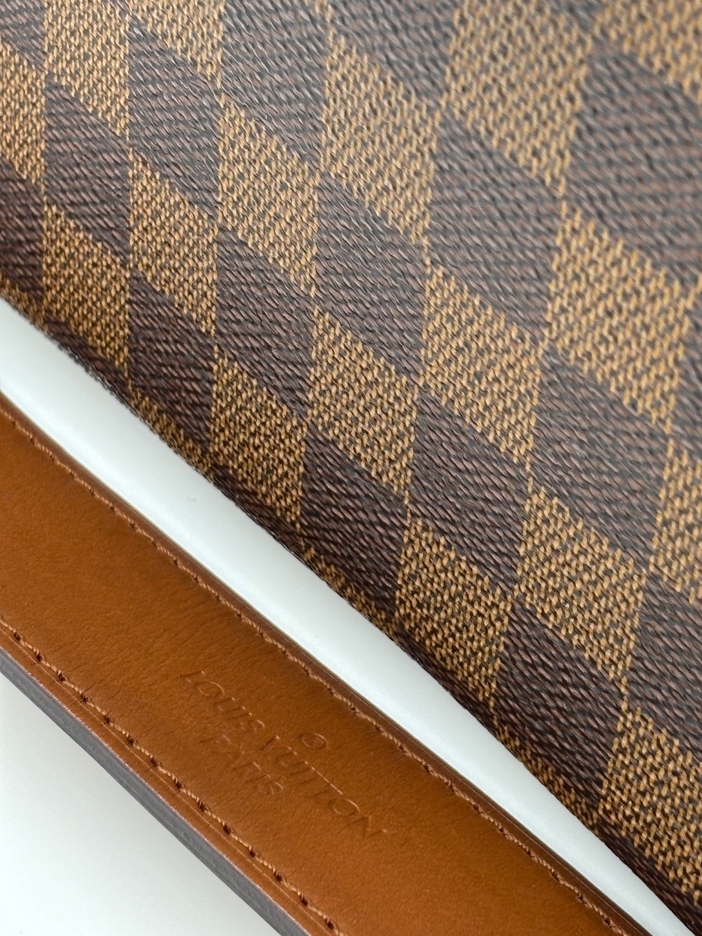 LOUIS VUITTON 
Damier Ebene Belmont